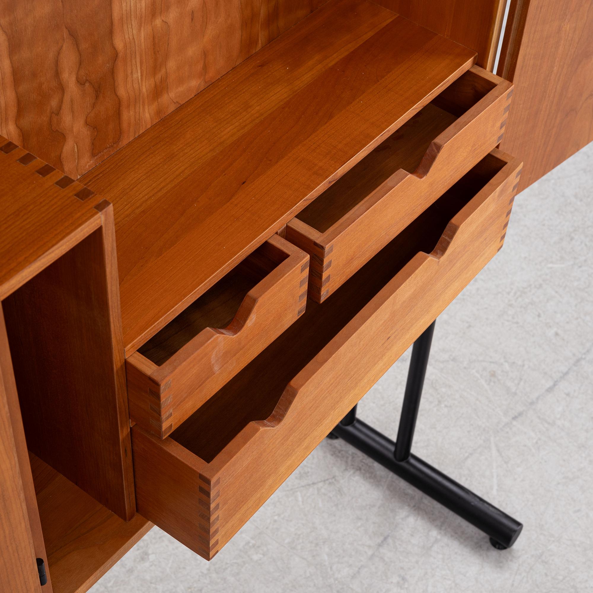 Hadsten Trändustri, klädskåp/garderob, "Akuma", Danmark, 1900-talets andra hälft.