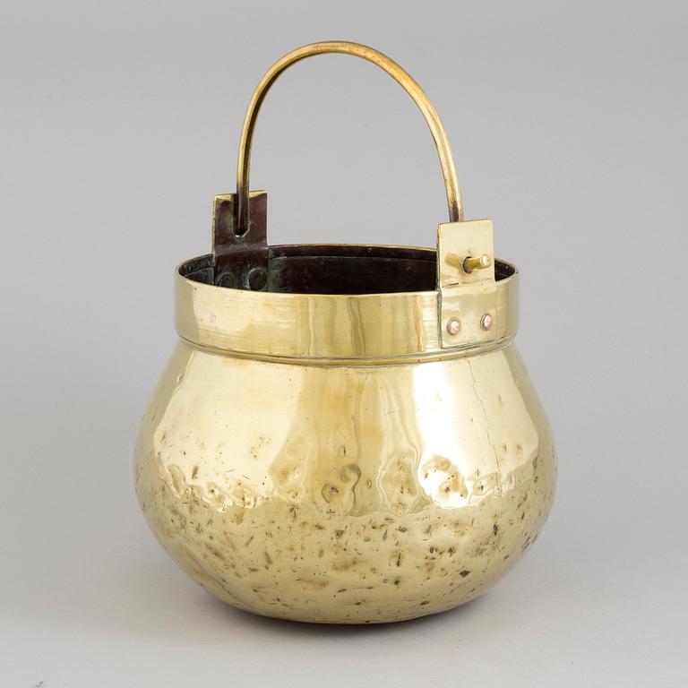 A 19TH CENTURY BRASS CAULDRON.