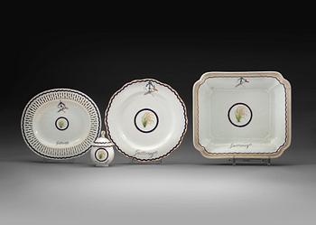 An armorial part dinner service, Qing dynasty, Qianlong (1736-1820). (17 pieces).