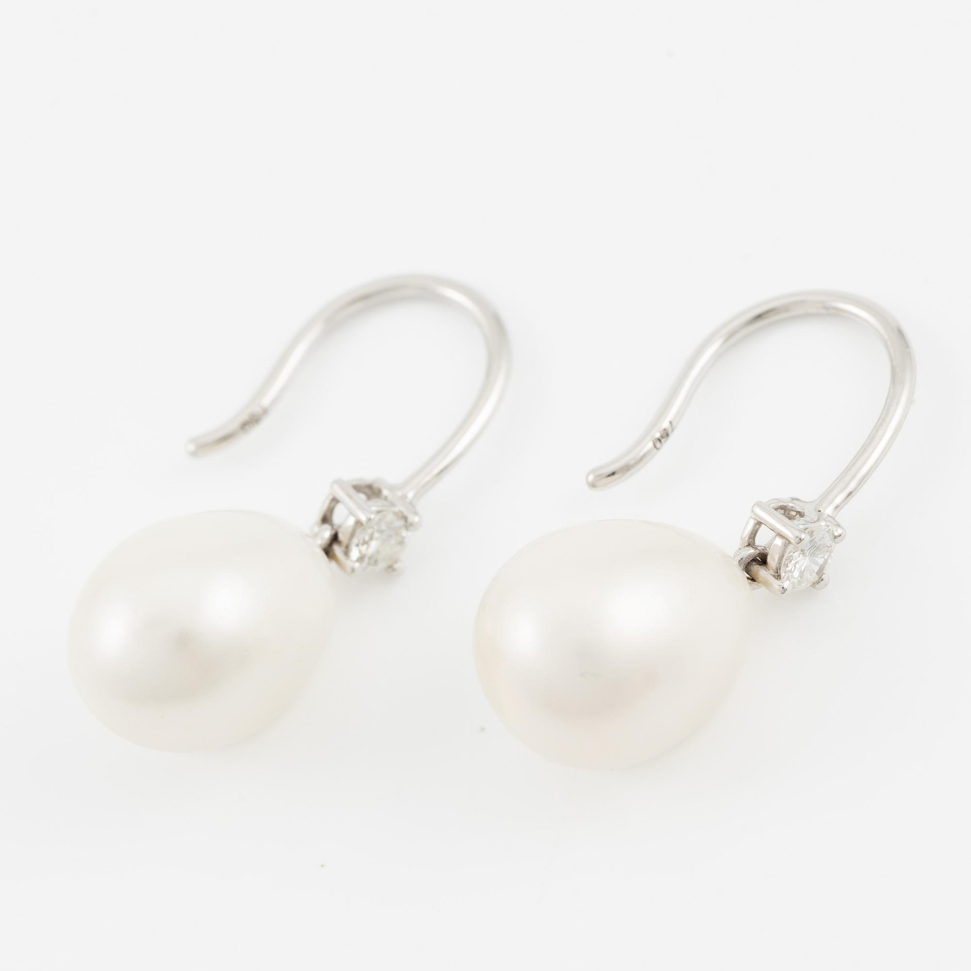 Earrings 18K white gold with cultured pearls and brilliant-cut diamonds.