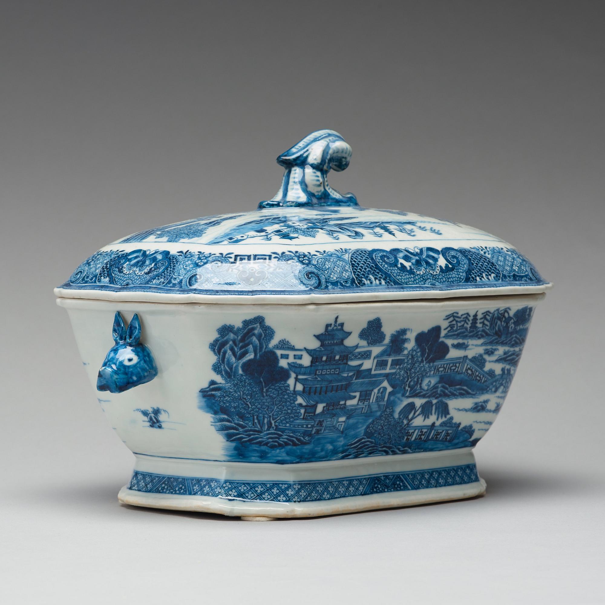 A blue and white tureen with cover, Qing dynasty, Qianlong (1736-95).
