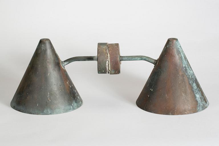 VÄGGLAMPOR, 2 st, för utomhusbruk, "Tratten", Hans Agne Jakobsson, Markaryd, 1900-talets andra hälft.