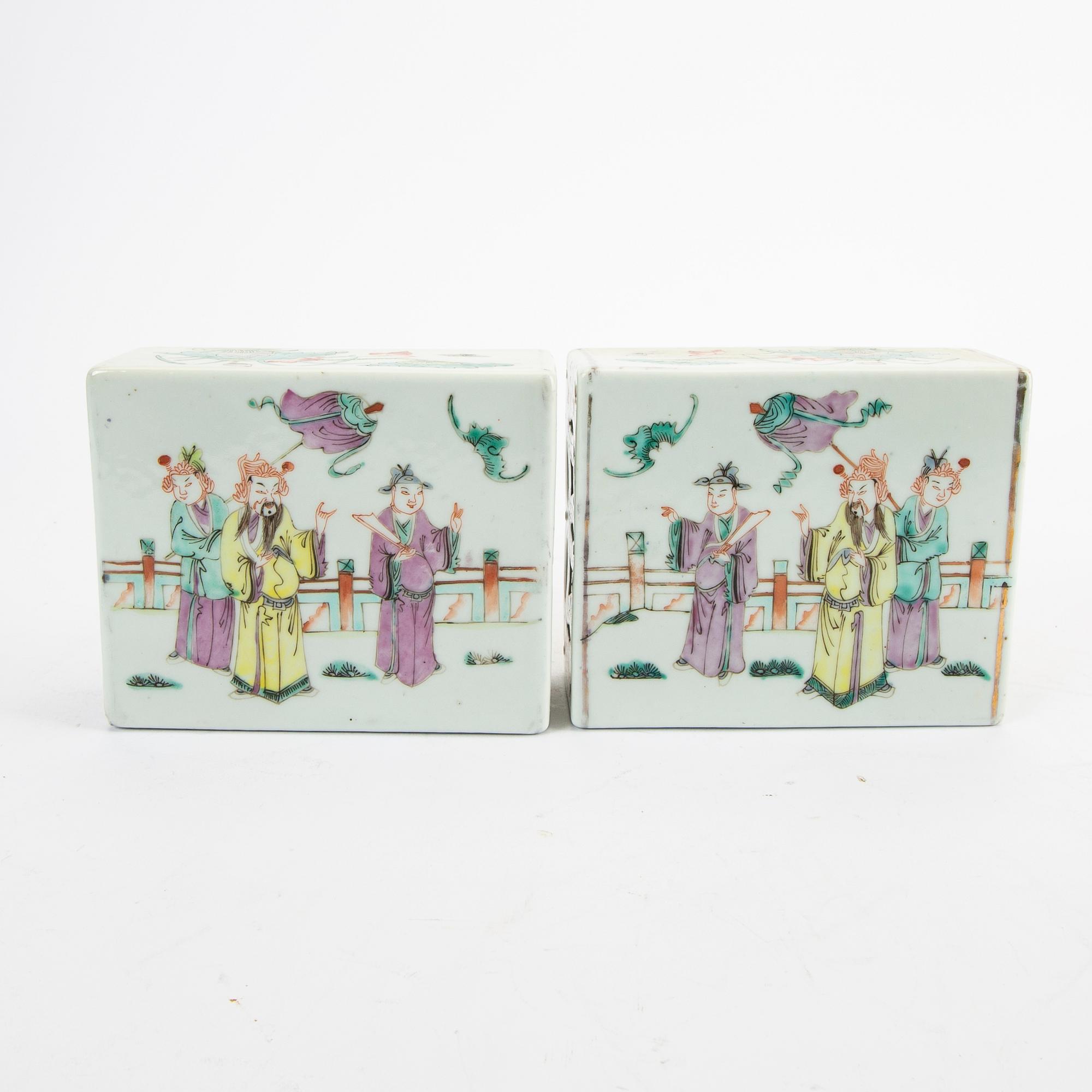 Kuddar, två stycken, porslin. Kina, tidigt 1900-tal.