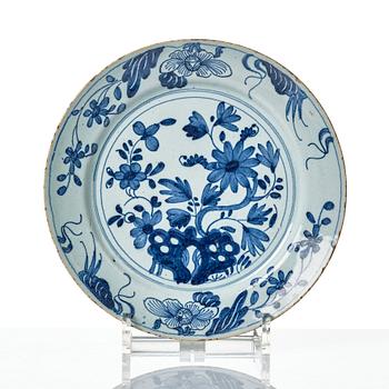 Tallrikar, tre stycken, fajans. Holland, 1700-tal.