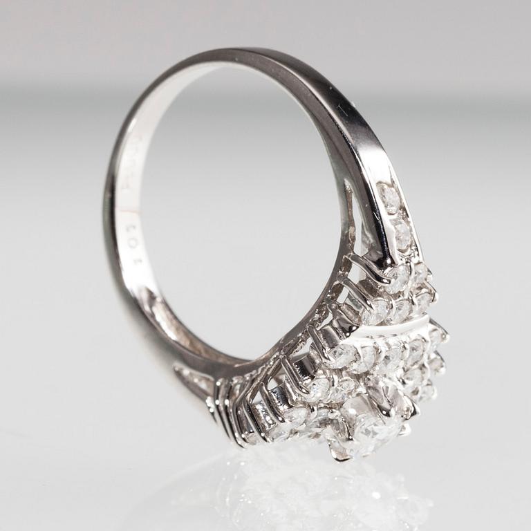 RING, platina, briljantslipade diamanter tot. 1,01 ct. Vikt 6,4 g.