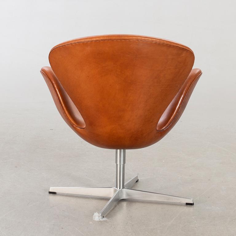 ARNE JACOBSEN, fåtölj, "Svanen", för Fritz Hansen Danmark, 2004.