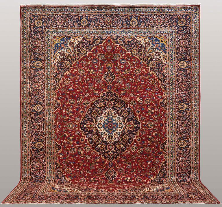 A CARPET, Kashan, ca 402 x 300 cm.