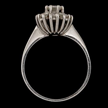 CARMOSÉRING, 18k vitguld med 9 briljantslipade diamanter, tot ca 1.5 ct, 1900-talets slut. Vikt 3 g.