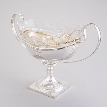 A fruit bowl in new silver with a cut glass interior, Finlands Guldsmeds ab, Turku first half of the 20th Century.