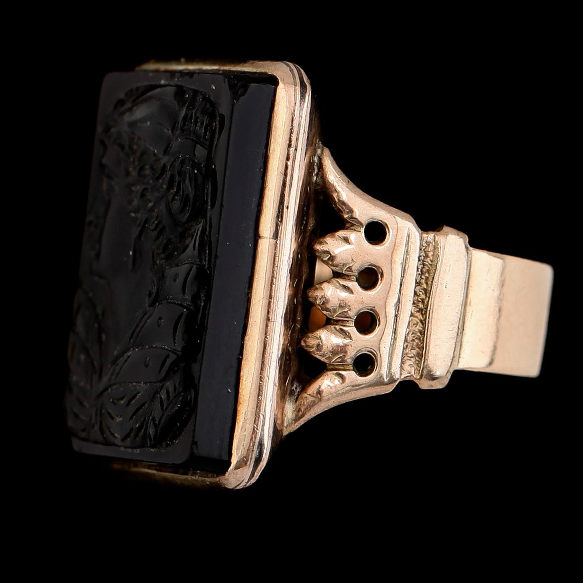 RING, 14K guld och svart sten. Total vikt 12 g.