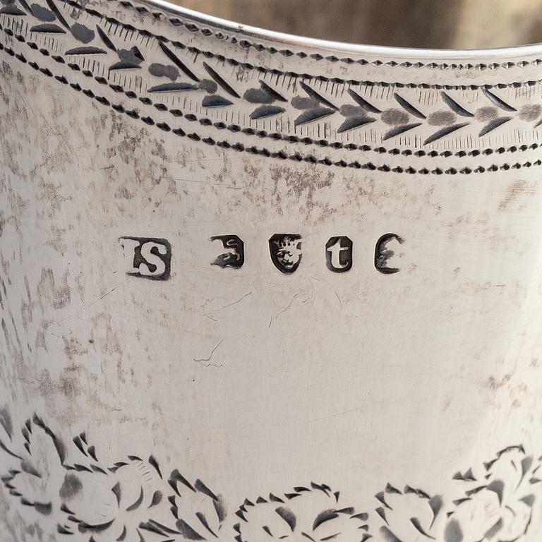 Skålar, 2 st, samt gräddkanna, silver, London, England, 1700-tal.