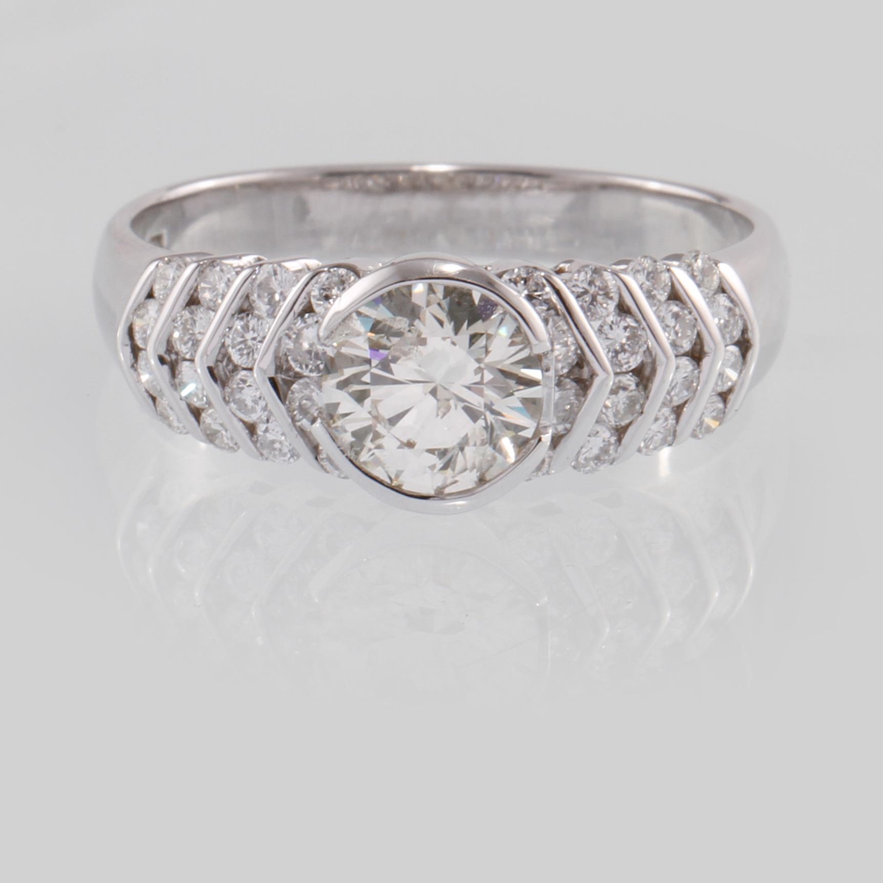 RING, 18k vitguld med briljantslipad diamant ca 0.95 ct samt 32 små briljantslipade diamanter. Vikt 4 g.