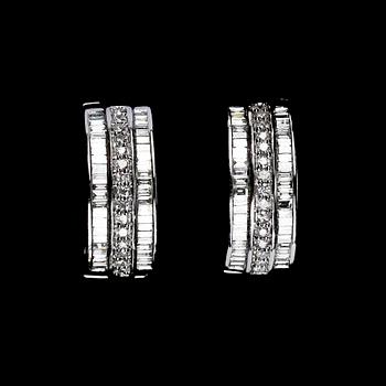 1001. EARRINGS, brilliant and baguette cut diamonds, tot. app. 2 cts.