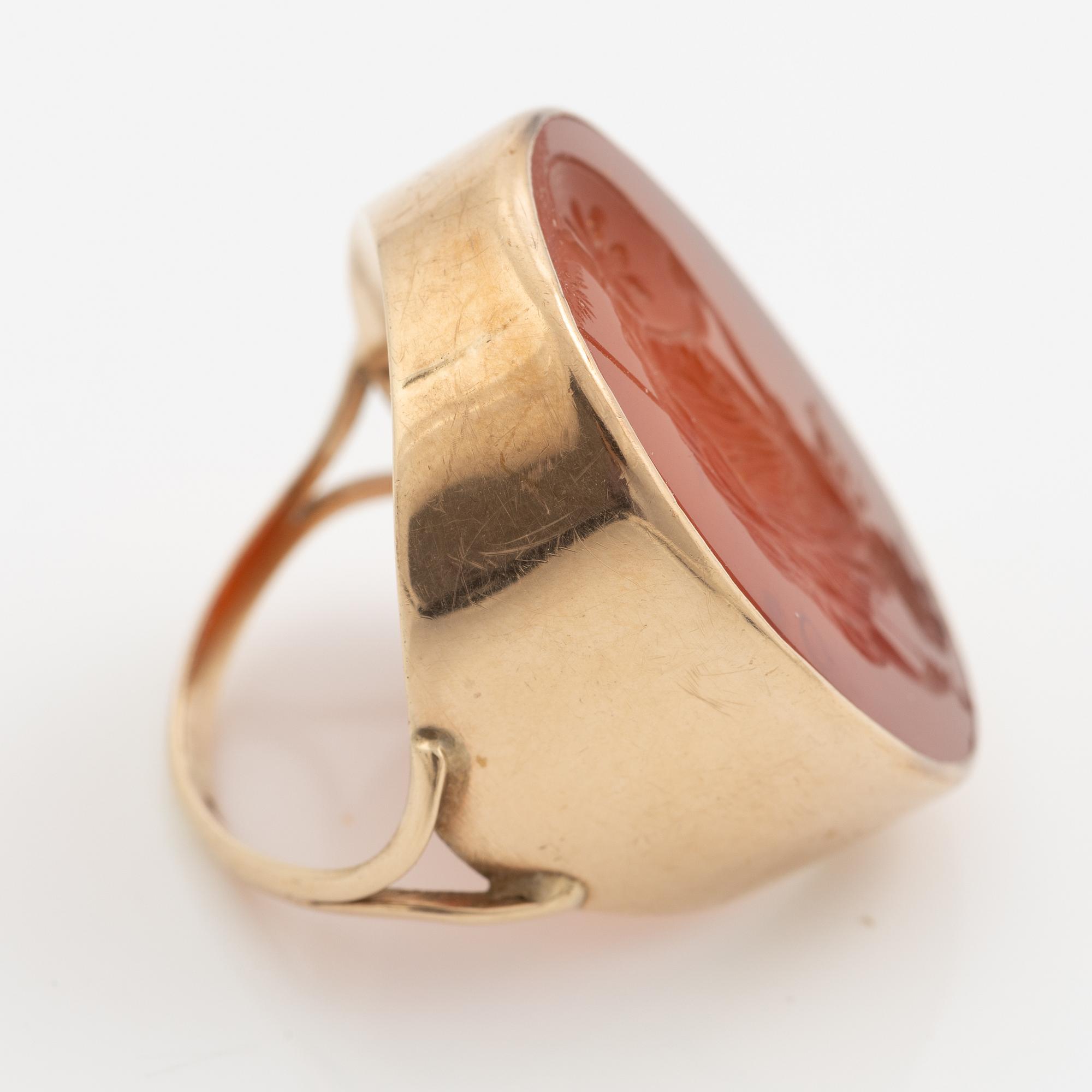 Ring of low carat gold with engraved agate, intaglio.
