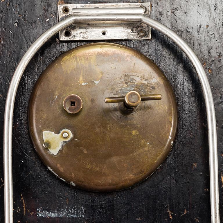 CHARLES & RICHARD COMYNS, a silver table clock from London, England, 1903.