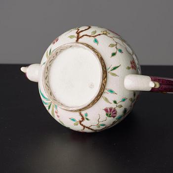 A creamware tea pot with cover, unmarked, presumably Rörstrand, 19th Century.