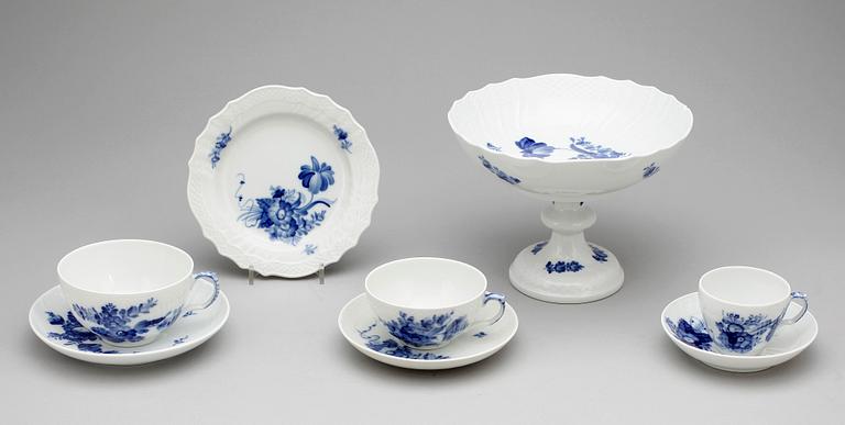 KAFFESERVIS, 57 delar, "Blå blomst", Royal Copenhagen.