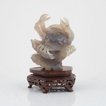 A Chinese brush washer and two figures, quartz and agate, 20th century.