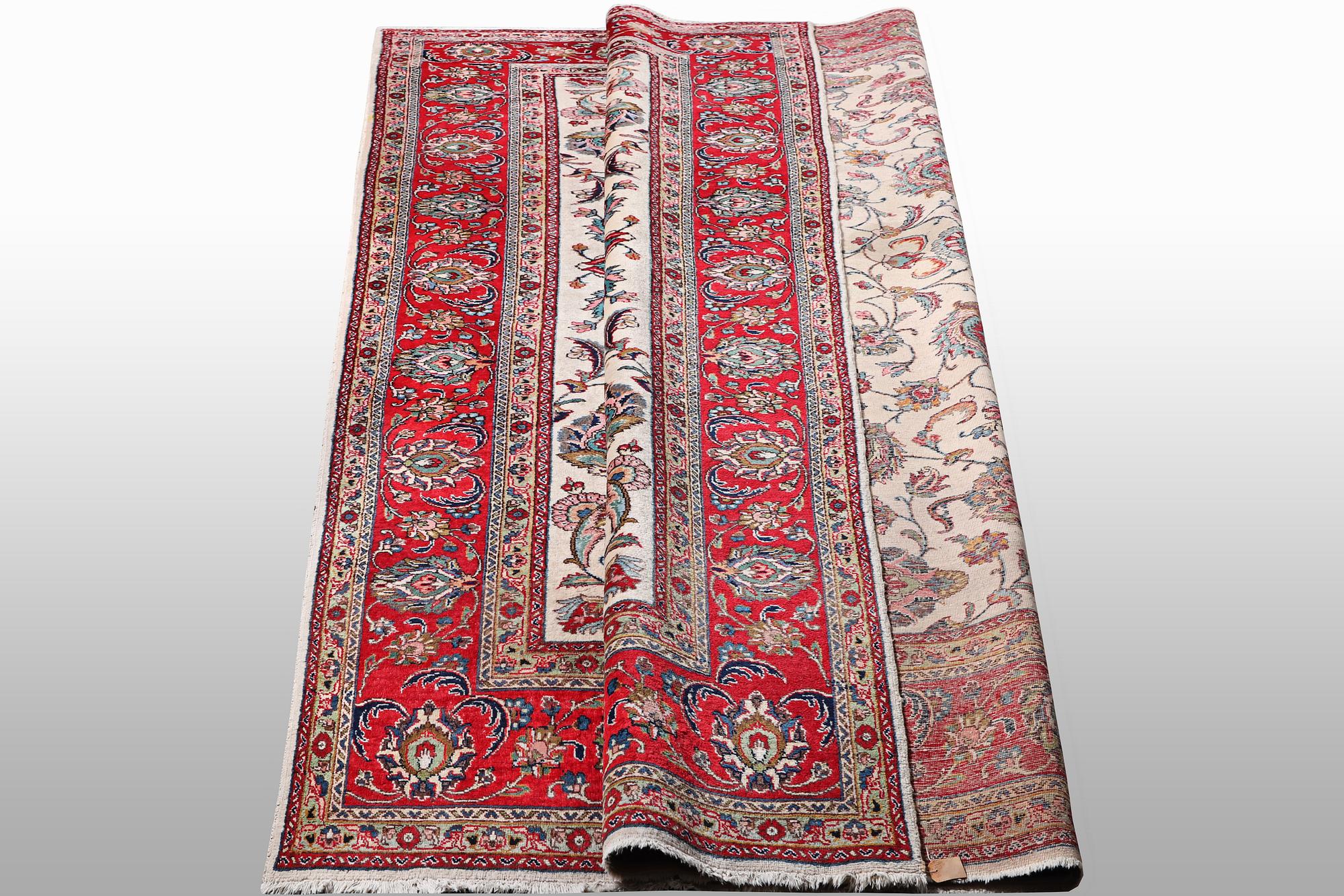 A carpet, Sarouk, ca 397 x 298 cm.