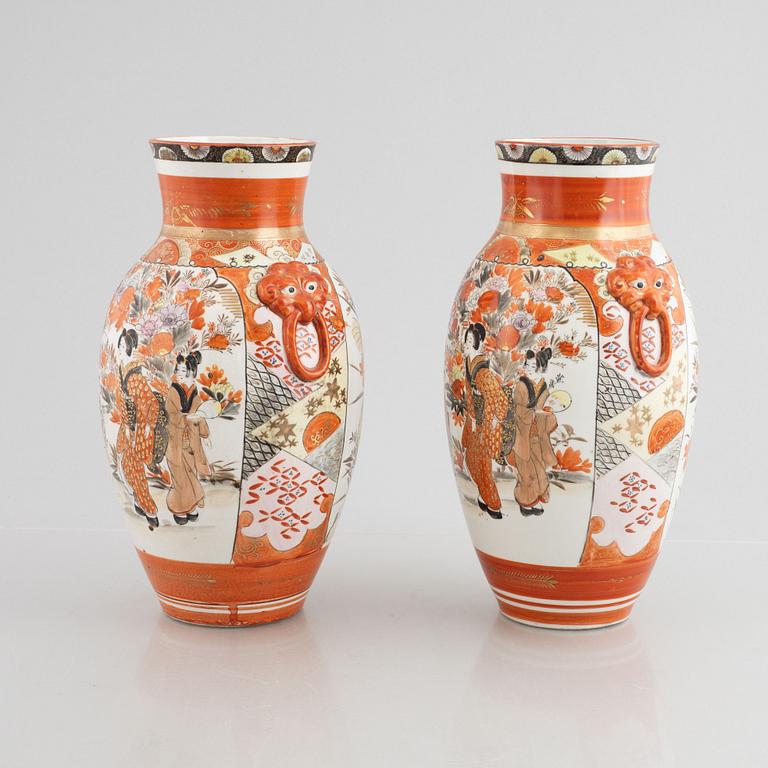 Vaser, ett par, flintgods, Japan, 1900-tal.