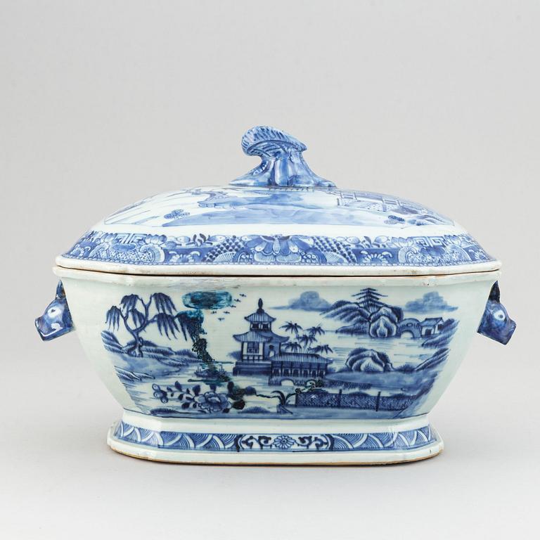 A blue and white tureen with cover, Qing dynasty, Qianlong (1736-95).