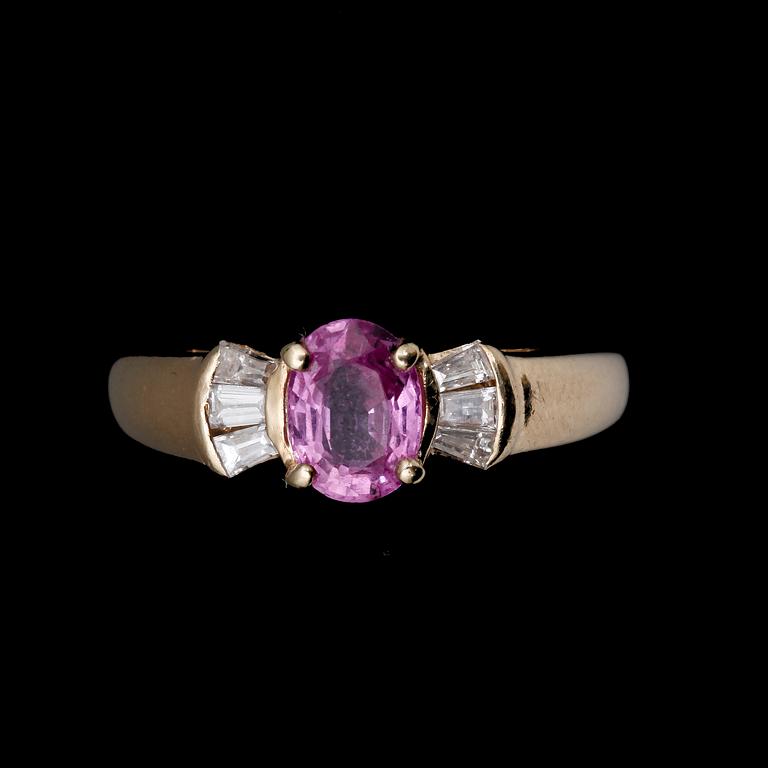 RING, 14k guld med oval fasettslipad rosa safir, ca 1ct o 6 små baguettslipade diamanter, tot ca0,40ct. Tot vikt ca4,2g.