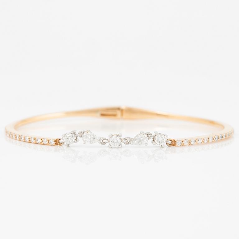 Bracelet in 18K gold with pear-shaped and brilliant-cut diamonds.
