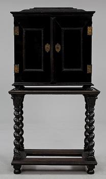 KABINETTSKÅP PÅ BENSTÄLLNING, barock, 1700-tal.