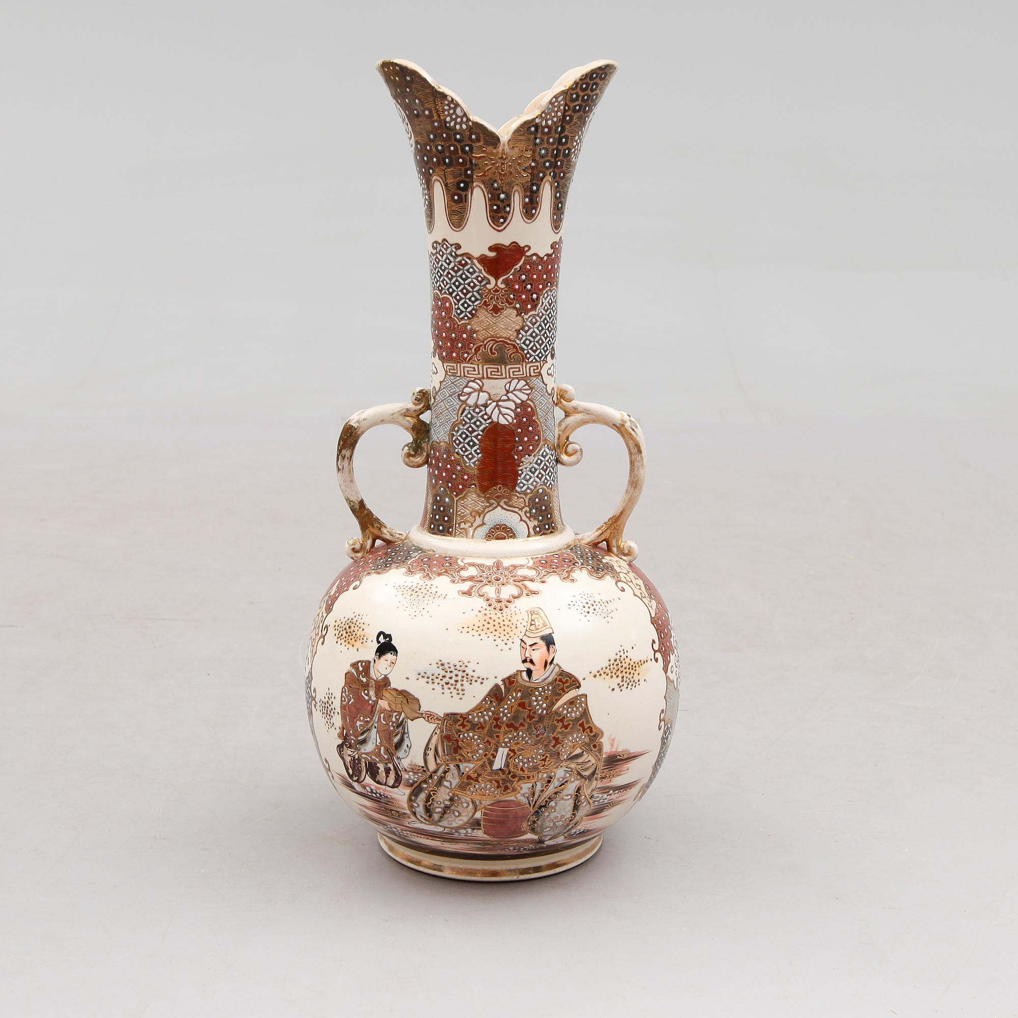 VAS, porslin, Japan, Satsuma, 1900-talets första hälft.