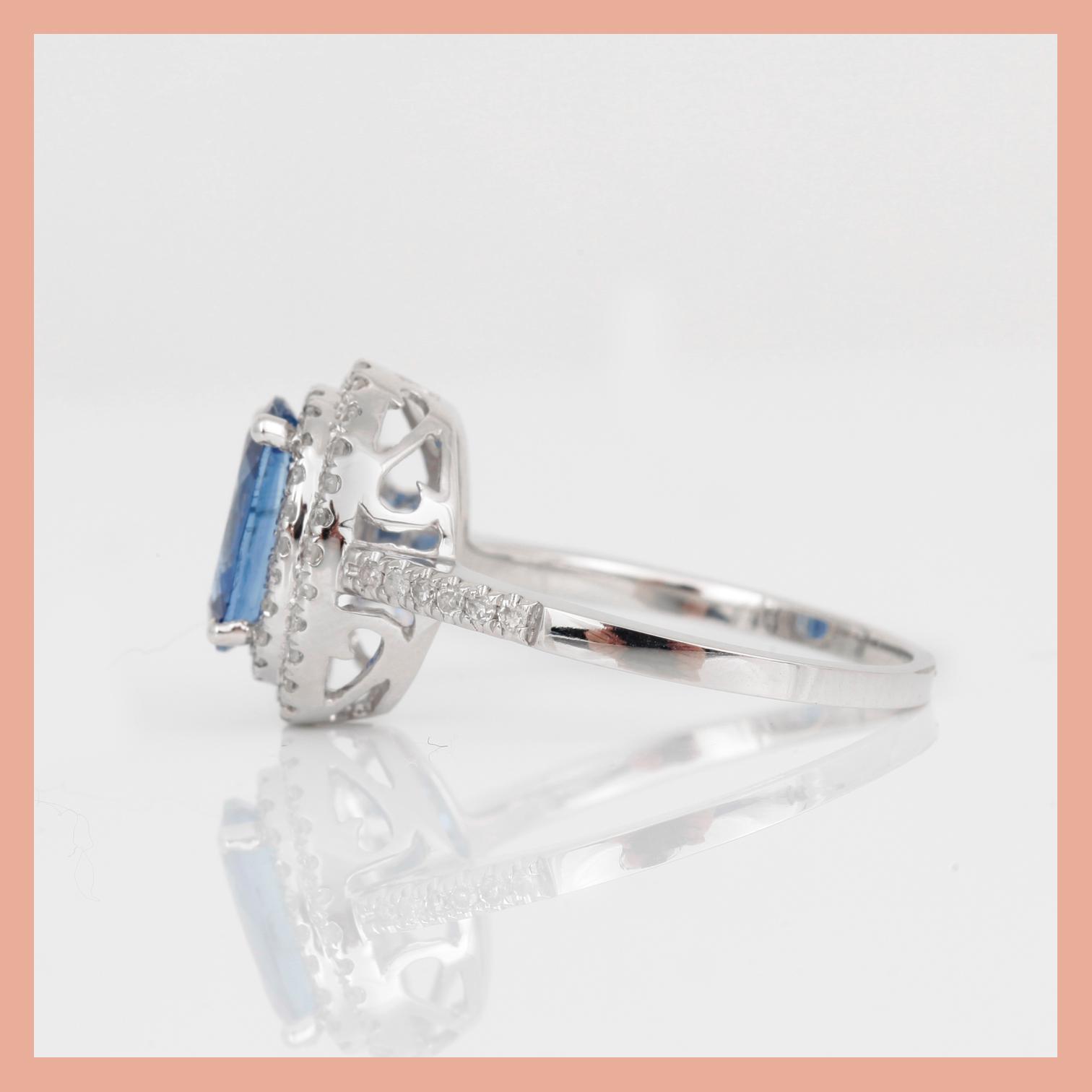 RING, 14K vitguld med ovalslipad safir, ca 1,57 ct, och åttkantslipade diamanter. Total vikt ca 3,33 g.