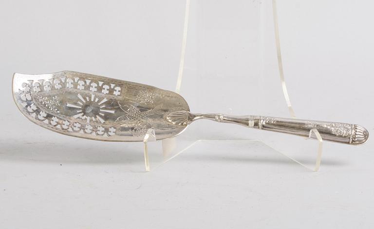 UPPLÄGGNINGSBESTICK FÖR FISK, silver, förmodligen Elias Modig, St Petersburg.