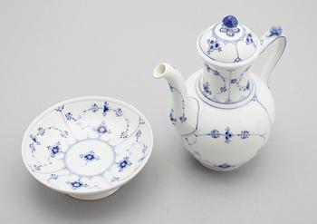 KAFFEKANNA OCH SKÅLFAT, porslin, Musselmalet, Royal Copenhagen.