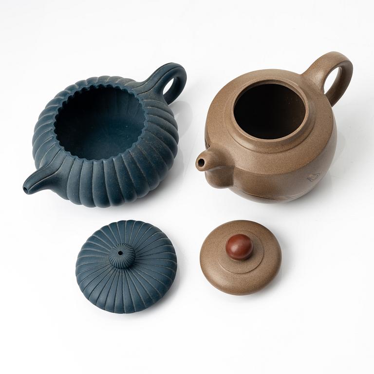 Two Chinese yixing teapots attributed to Gao Jianfang (b. 1956), China 1980s.