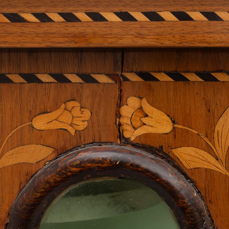 Display cabinet, Holland, 18th century.