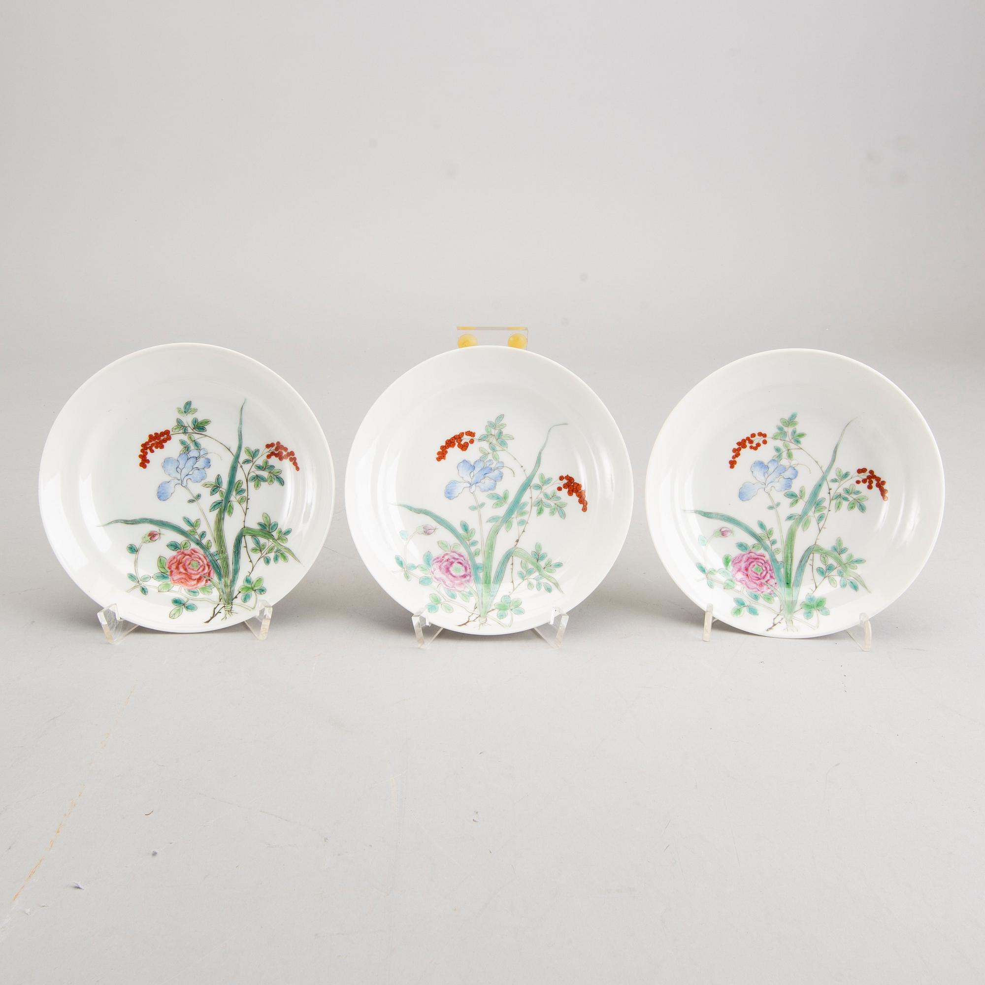 TALLRIKAR, 3 st, porslin, Kina, 1900-tal.