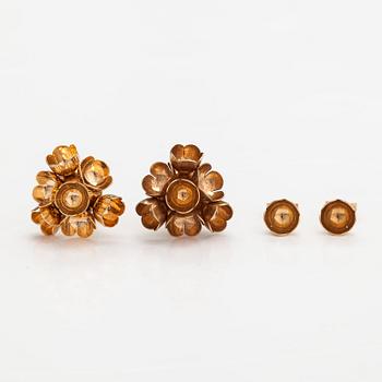 Liisa Vitali, Two pairs of "Kevät" earrings made of 14K gold. Westerback, Helsinki 1969 and 1971.