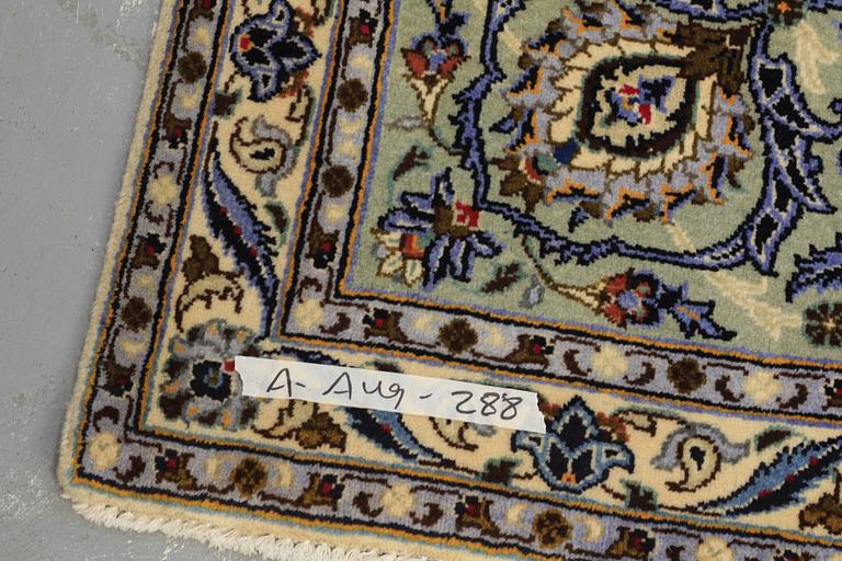 A carpet, Kashan, ca 474 x 320 cm.