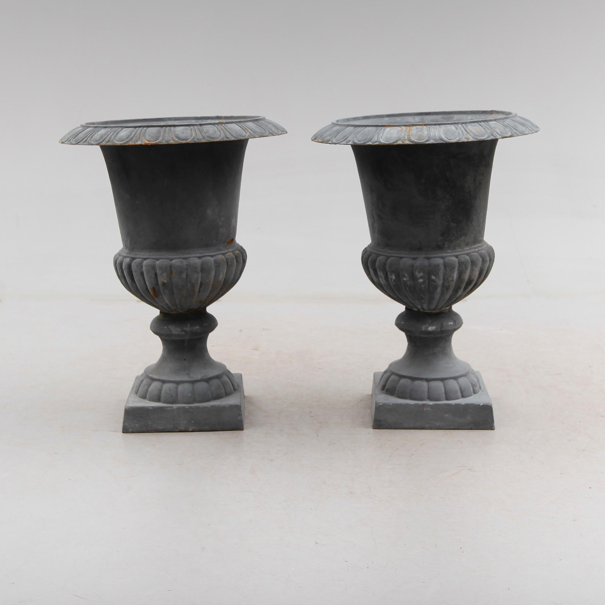 TRÄDGÅRDSURNOR, 1 par, gjutjärn, modern tillverkning.