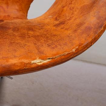 FÅTÖLJER, 1 par, "Svanen", Arne Jacobsen för Fritz Hansen, 1900-talets mitt.