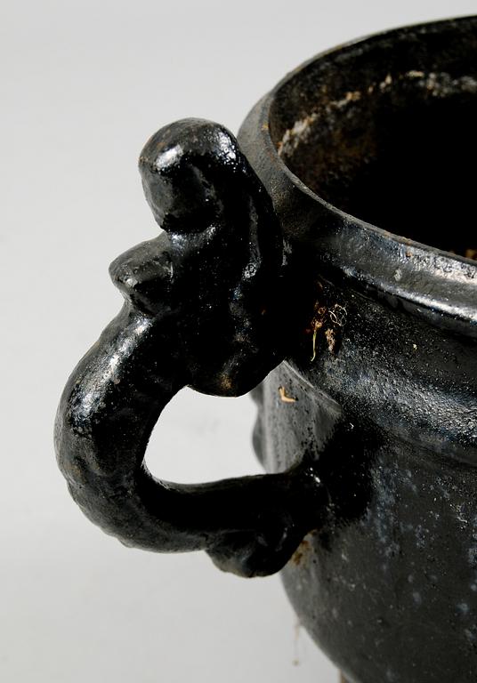 TRÄDGÅRDSURNA, gjutjärn, möjligen "Girland" Stafsjö, 1900-talets första hälft.