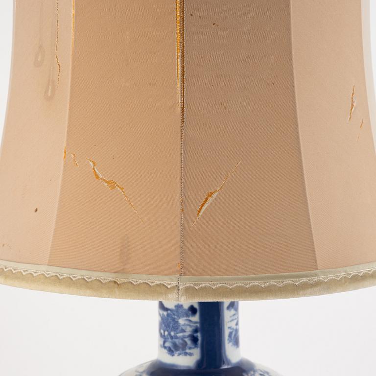 Bordslampa/vas, porslin, Kina, omkring år 1900.