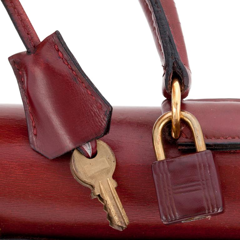 HERMÈS, a burgundy red handbag, "Kelly 32".