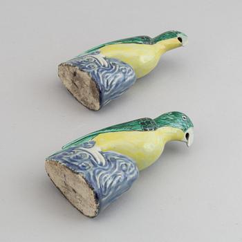 A pair of chinese famille verte porcelain parrots, late Qing dynasty, 19th century.