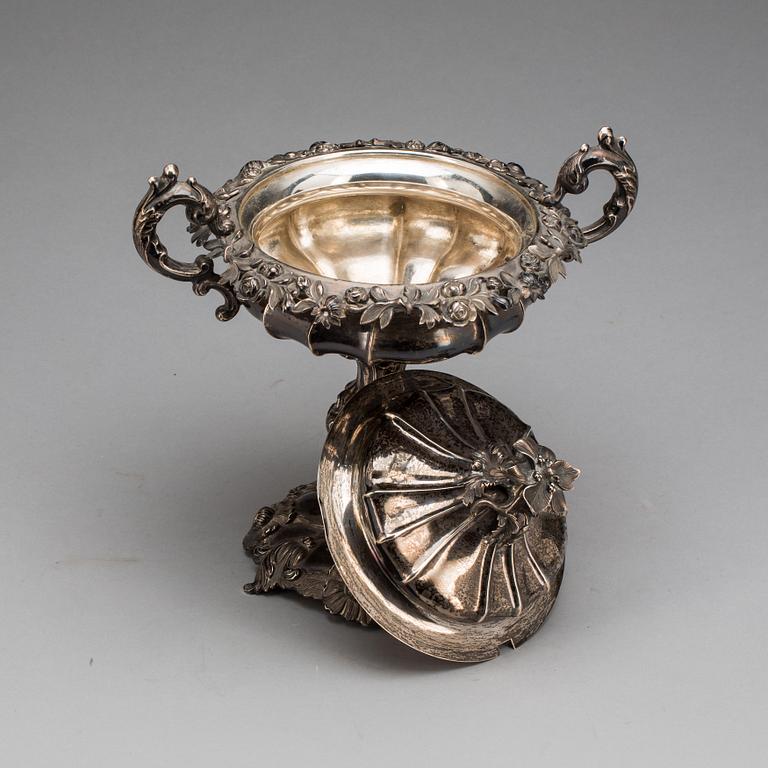STRÖSOCKERSKÅL på FOT, silver, Gustaf Möllenborg-Féron, Stockholm, 1853. Vikt ca 950 g.