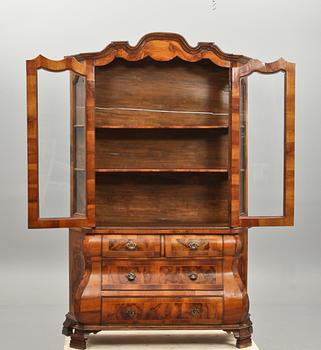 VITRINSKÅP, rokokostil. 1800-tal. Holländsk typ.