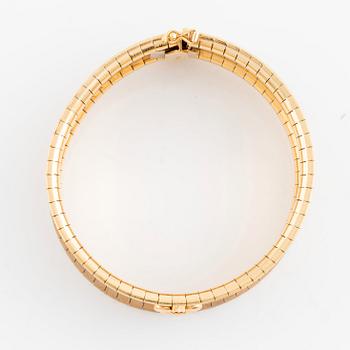 An 18K gold bracelet.