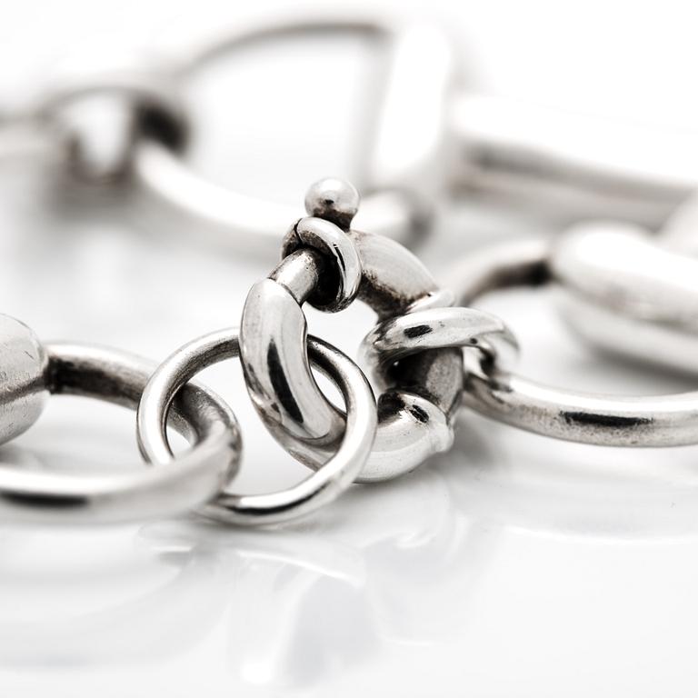 ARMBAND, silver i form av hästbetsel.