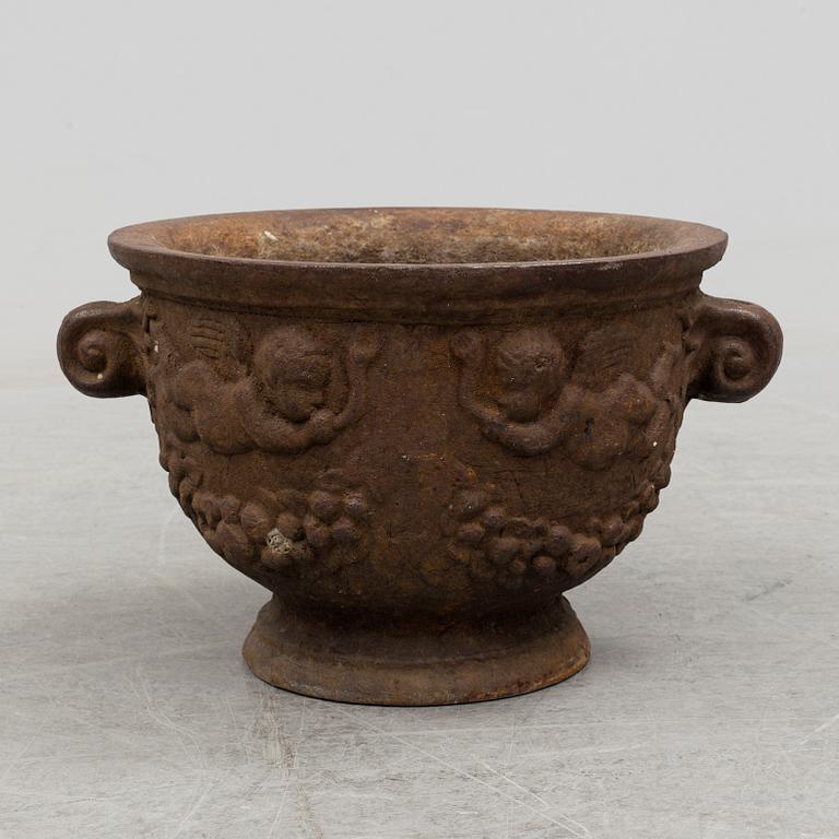 GARDEN URN, baroque style, iron, early 20th century.