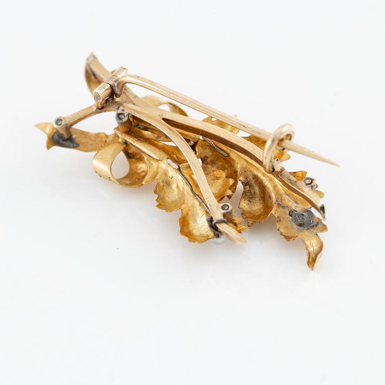 Två broscher 18K guld med pärlor och rosa stenar.