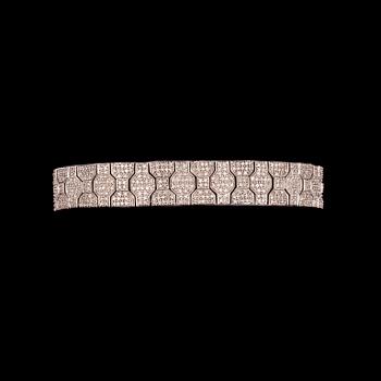 ARMBAND, 14K vitguld, diamanter tot. ca 4,50 ct. Vikt ca 27 g.